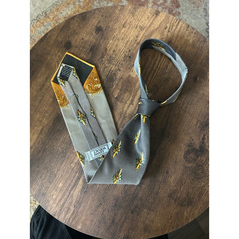 🖤💛 Vintage Gianni Versace Versus Silk Tie – Baroque + Diamond Motif - Picture 4 of 9